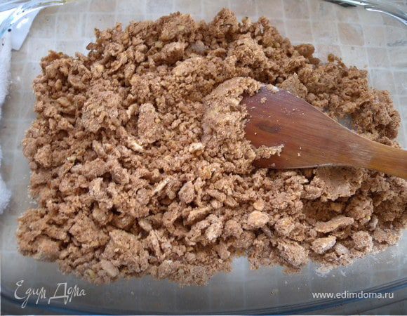 Корж:
1 ,5 стакана муки (по 230 мл)
1/2 ч. л. соли
3 ст.л. воды
2 / 3 п маргарина пекарского
1 ст.л какао.
Маргарин быстро перетереть с мукой (и какао). Добавить соль и воду. Орехи. Выложить в разъёмную форму. Выпекать при 200С около 8 минут. Если не хотите возиться с тестом - возьмите сухое не сладкое печенье.