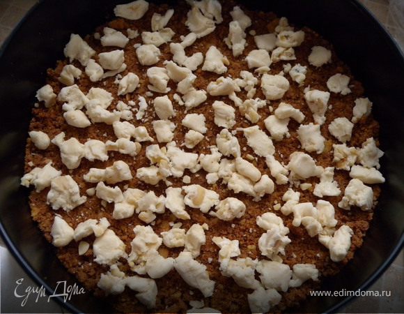 В разъёмной форме: на дне кож (я его покрошила, но можно и не крошить). Поверх положить кусочки ореховой нуги (ее нужно порвать руками, ножом она плохо режется).
