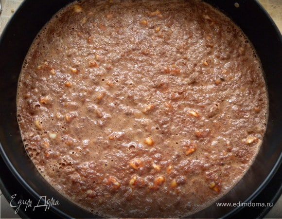 Залить сверху шоколадно-сливочной жидкостью. Пусть остынет, потом переложить в холодильник до полного застывания.