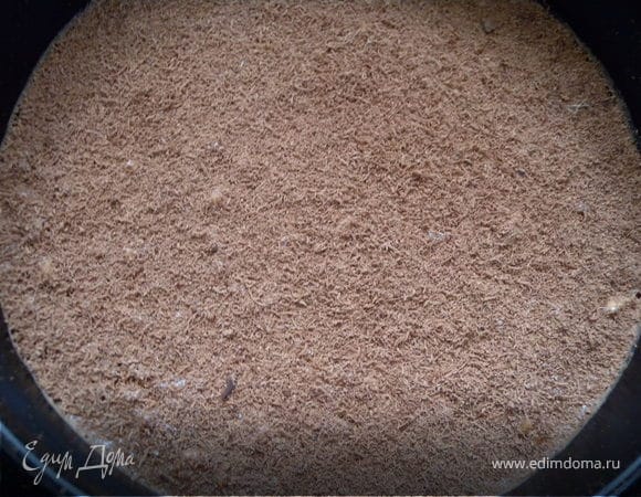 Застывший тортик (как зефир по густоте)посыпаем тертым шоколадом. 