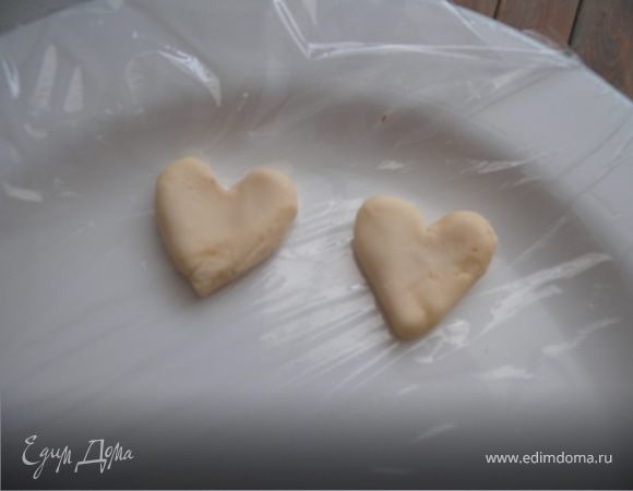 Украшаем на свое усмотрение. Так как у нас была своя тема, я украсила так... С нуги сделала сердечки... 