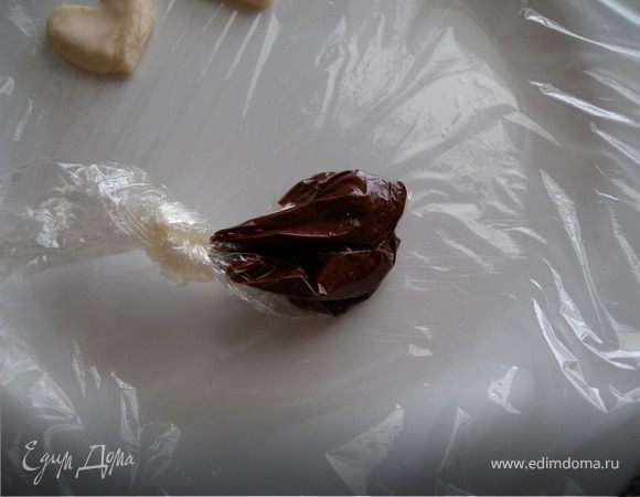 50 г шоколада растопила в пакетике в микроволновке...покрыла сердечки...