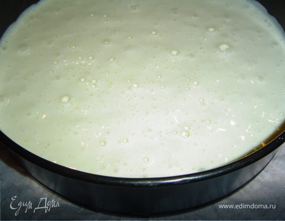 Начинаем процесс с приготовления бисквита. Бисквит должен быть воздушным, поэтому белки нужно взбить в крепкую пену. Тесто нужно готовить непосредственно перед выпечкой, иначе оно осядет и бисквит получится слишком плотным.
 Белки взбиваем в пену, постепенно добавляя 50г сахара.
Яичные желтки, оставшийся сахар, ванильный сахар, цедру лимона смешиваем и взбиваем до образования пенообразной массы.Желтковый крем аккуратно соединяем с белковой массой. Муку, крахмал и разрыхлитель смешиваем и просеиваем в яичную массу, осторожно перемешиваем.
 Дно формы выстилаем пергаментной бумагой, на нее выкладываем бисквитную массу и выпекаем при 175 гр. Примерно 35 минут. 

