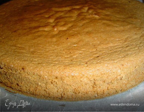 Затем бисквит надо остудить на решетке.
 Когда бисквит остынет разрезаем его вдоль на два коржа.
