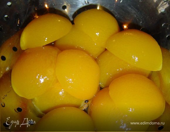 Абрикосы выкладываем в сито и даем стечь жидкости. 