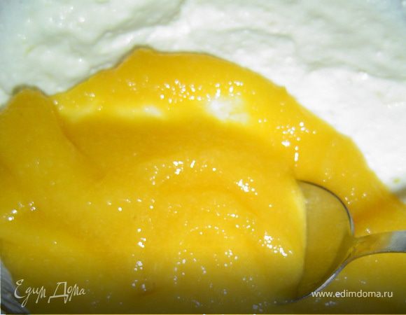 Половину абрикосов и клубники размять в пюре. Желатиновый раствор смешать с творогом, а затем разделить творожную массу на две равные части, а затем смешать одну часть с абрикосовым пюре, а вторую с клубничным.