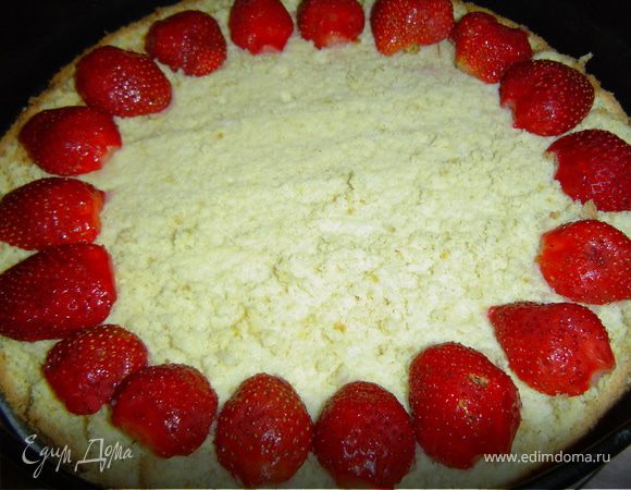 Нижнюю часть бисквита кладем в застеленную пергаментов форму, а на него выкладываем ягоды клубники,а сверху клубничный крем, . 