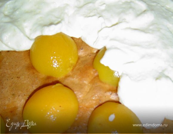 а сверху кладем абрикосовый кремом.  Торт отправляем в холодильник на пару часов.