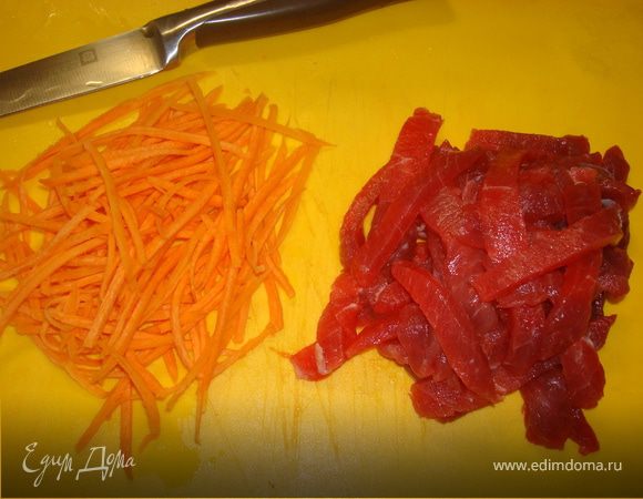 Говядину очень тонко порезать полосками, морковь потереть на специальной терке или тонко порезать длинными брусками.