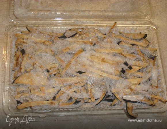 Тонкими брусками порезать баклажаны (у меня были с осени замороженные)...
