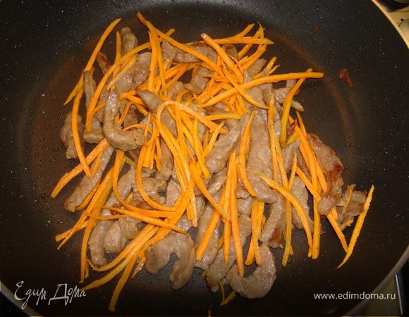 Обжарить на растительном масле говядину, добавить морковь, еще раз обжарить, добавить немного воды и тушить 10 мин.  