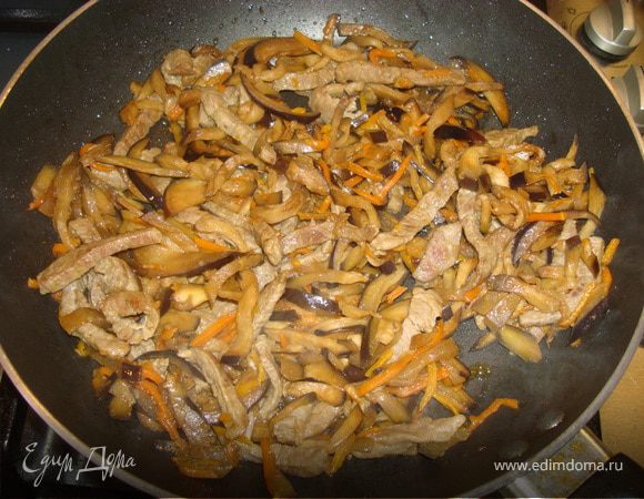 Затем выложить в сковороду баклажаны, тушить еще 15 мин.