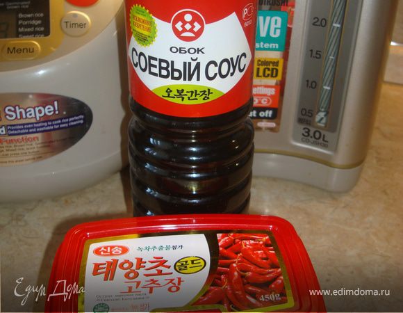 Теперь добавляем мелко порубленный чеснок, а также соевый соус и перечную пасту. У меня вот такие... Если нет пасты, то посыпаем красным, жгучим молотым перцем по вкусу.