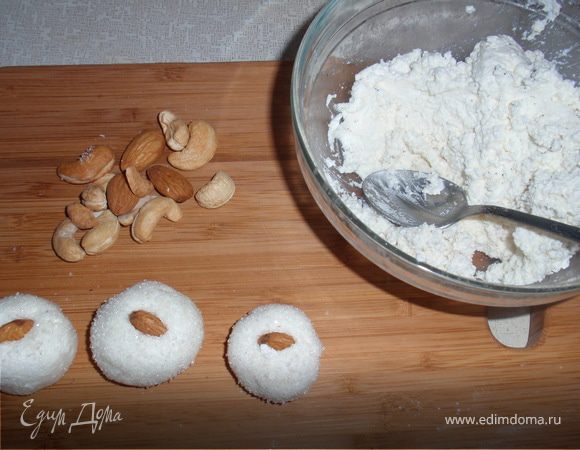 Добавляем в творог ваниль.Тщательно вымешиваем. Формируем шарики. Обваливаем шарики в сахаре (это нужно, чтобы они не развалились). 