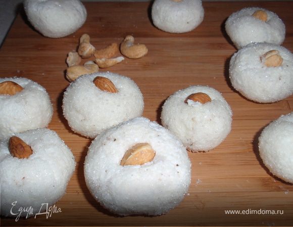 В серединку вдавливаем орешек. Получается 12 штучек.