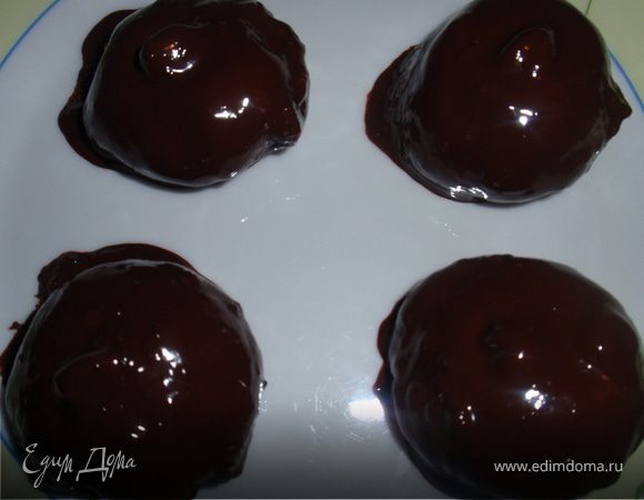 Растапливаем шоколад на паровой бане и обмакиваем наши шарики в шоколад. Даем застыть. 