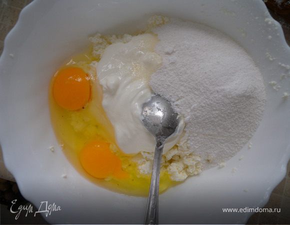 Приготовить начинку: Творог обязательно протереть через сито. Добавить 4 ст.л сметаны и два яйца, сахарную пудру.