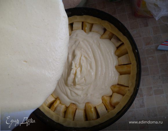 Вылить в форму. Посыпать цедрой.