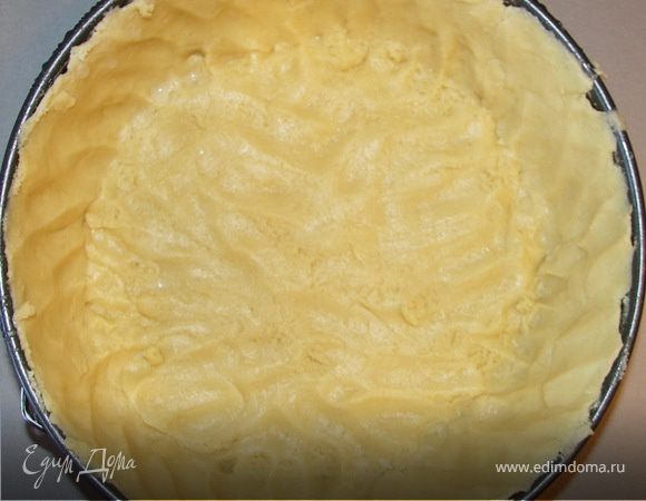 Тесто выкладываем в разъёмную форму равномерно распределяя по всей поверхности.Внутрь кладём бумагу для выпечки и насыпаем кг гороха.Выпекаем при Т 200С 10 мин.