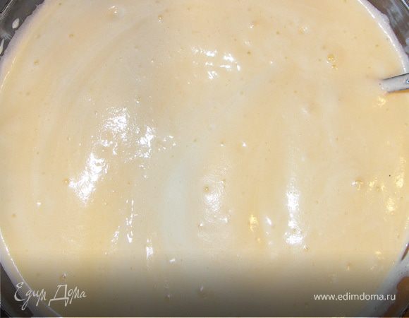 Яйца взбить с сахаром(постепенно добавляя)до пышности и троекратного увеличения в объёме(не менее 10мин).Параллельно взбиваем творог(если он с крупинками можно предварительно протереть его через сито) со сметаной и 50г сахарной пудры.Очень аккуратно добавляем яйца к творогу.