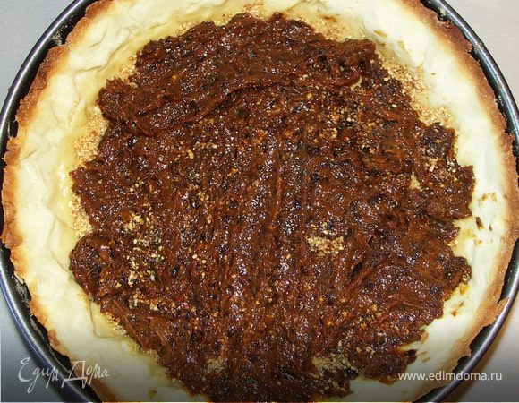 Выкладываем в форму орехи,чернослив и выливаем творожный крем.Отправляем в духовку 160С на час.Готовому пирогу даём остыть и вынимаем из формы.Приятного аппетита!)