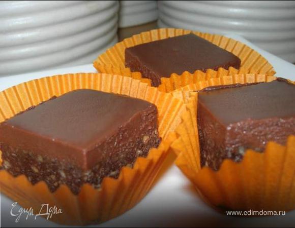 Поставить в холодильник на 2 часа.Разрезать на кубики.Каждый кубик выложить в формочки.