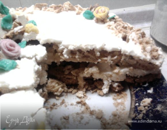 Собрала торт из двух коржей, перемазав их кремом. Не добавляла какао, но можно было бы добавить в верхний слой крема. И украсила...
Резать такой торт трудновато, я попыталась сфотографировать, что получается в разрезе.