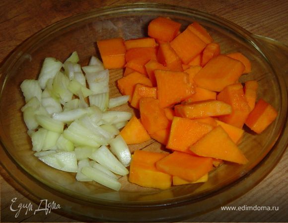 Тыкву очищаем, нарезаем небольшими кубиками. Лук очищаем и измельчаем.