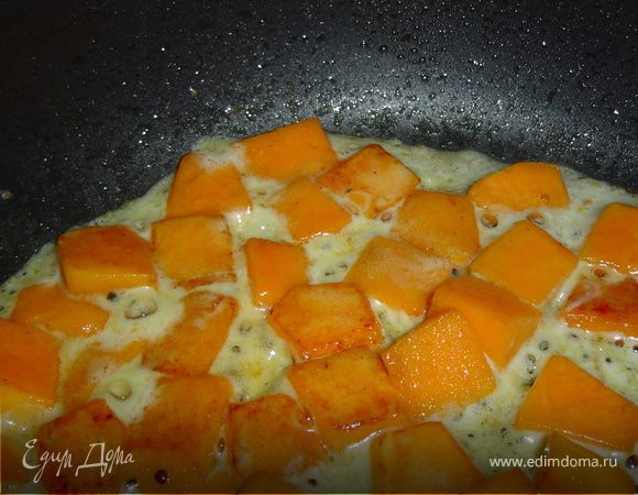 Обжариваем тыкву на растительном масле 3-4 минуты,
