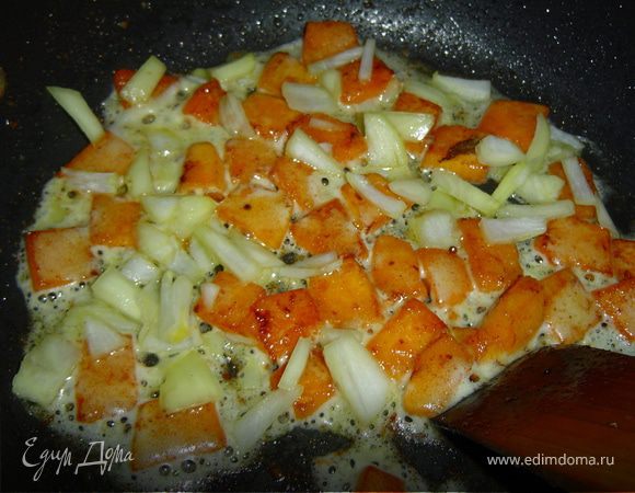 затем добавляем лук и продолжаем обжаривать еще 3 минуты.