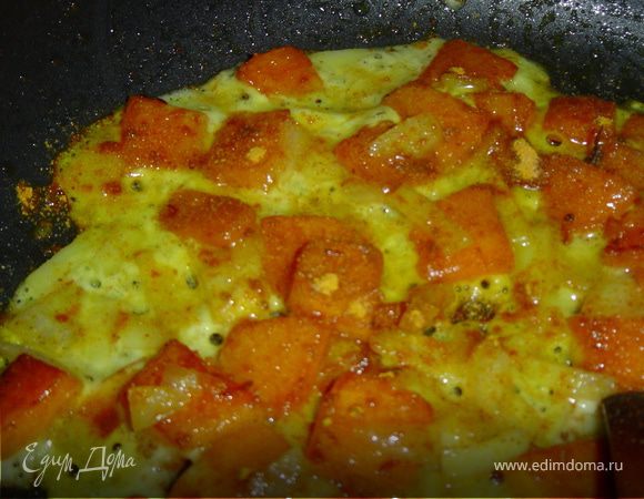 Тыкву с луком солим, перчим, посыпаем специями и обжариваем, помешивая.