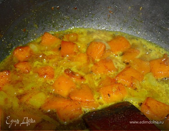 В конце добавляем вино и даем ему выпариться. Затем накрываем крышкой и даем настояться.