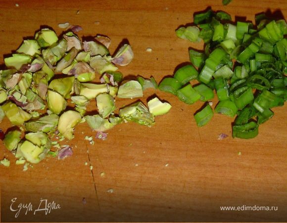 Фисташки и зеленый лук измельчаем.