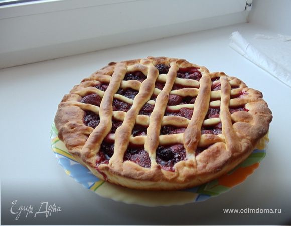 Рецепт теста как и на пончики делала сдобное 
1.Молоко немного подогреть (чтобы оно было чуть теплое), растворить в нем дрожжи.Добавить 500 г муки, хорошо размешать.Поставить в теплое место. Накрыть полотенцем.Я наливаю в миску теплую воду, в нее ставлю емкость с тестом.Опара должна увеличиться вдвое (на это потребуется около 30 минут).В подошедшую опару добавить сахар, перемешать.Следом добавить размягченное масло, перемешать.Добавить яйца, перемешать. Добавить оставшуюся муку (муки может понадобиться чуть больше или меньше, это зависит от качества муки), замесить тесто. Тесто необходимо хорошо вымесить, оно не должно быть крутым и не должно прилипать к рукам.Снова поставить тесто в теплое место. Дать тесту хорошо подняться (на это потребуется 50-60 минут).
2.
Начинка из замороженных ягод, я их разморозила и с сахаром карамелизовала в сковороде, остудив начинку выложила на готовое раскатанное тесто, украсила сеточкой из теста =)