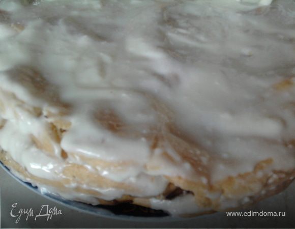 Перемазать коржи кремом и внутренние слои посыпать орехами, украсить торт и в холодильник. Получается очень нежно.