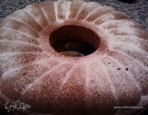 Мягкое масло (даем постоять при комнатной температуре) тщательно растираем с сахаром. Добавляем мёд, затем соль, продолжаем растирать. По одному вбиваем яйца, каждый раз тщательно вымешиваем. Муку смешиваем с разрыхлителем, просеиваем, добавляем порциями к масляно-яичной смеси. Хорошенько вымешиваем. Орехи порубить не очень мелко (хотя это дело вкуса), изюм распарить, курагу распарить и порезать на кусочки размером с изюминки. Добавить орехи и сухофрукты к тесту. Вымешать. Форму слегка смазать маслом и присыпать мукой. Форму тестом заполнять на 1/3 - тесто поднимается. Выпекать в духовке при 180-200 градусах около 45 минут.