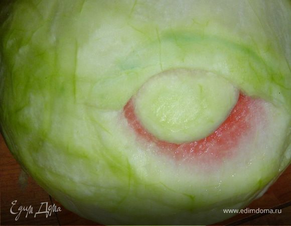 Фломастером рисуем глаза, брови, нос, рот, уши. И постепенно подрезаем мякоть из под них так, чтобы получились выпуклые поверхности.
Делайте так, как показано на фотографиях.