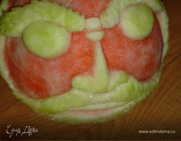 Теперь убираем беловато-зеленоватую мякоть, получаем насыщенный арбузный цвет.