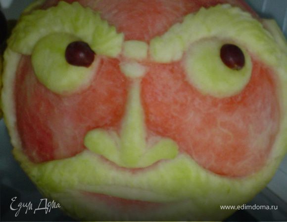 Берем одну темную виноградинку, разрезаем ее пополам - и это будет радужная оболочка глаз.
Процесс изготовления стража порядка завершен.
Всем, кто пожелает изготовить его, удачи!!!