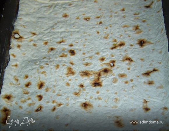 Лаваш режем на шесть равных частей прямоугольной формы (по размеру противня).