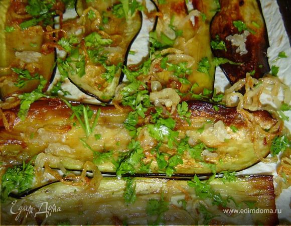 Когда у нас все готово, приступаем к сборке пирога. Укладываем слои в смазанную форму в следующем порядке:

лаваш, баклажаны, лук, зелень

лаваш, помидоры, лук, зелень

лаваш, грибы, сыр,

лаваш, баклажаны, лук, зелень, измельченный чеснок

лаваш, сыр, лаваш.