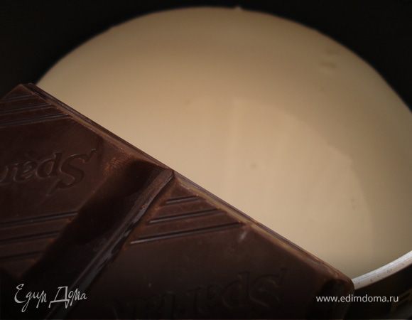 Добавить ванилин и шоколад в сливки.