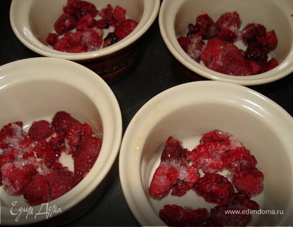 Положить малину (можно и замороженную) в 6 формочек (125 мл объем.