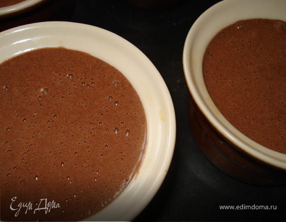 Влить жидкий шоколад в желтки. Распределить мусс по формочкам.