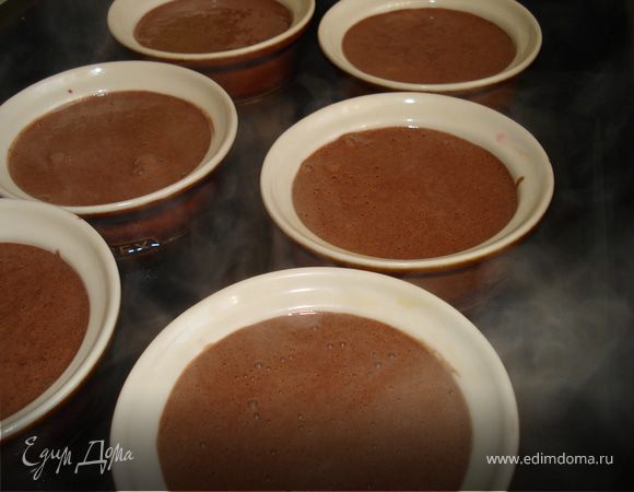 Духовка 150 С, поставить формочки на противень с высокими бортиками. Налить крутого кипятка до середины формочек. Выпекать 25 мин. Вынуть из духовки, остудить прямо в противне с водой. Затем каждую формочку накрыть пищевой пленкой и поставить на ночь в холодильник. За полчаса до подачи достать и посыпать какао Приятного аппетита!