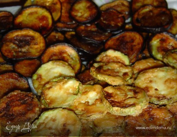 Кабачки и баклажаны моем, нарезаем кружочками. Баклажаны солим, складываем друг на друга, и даем постоять минут 15, затем обжариваем на растительном масле с обеих сторон. Кружочки кабачков солим, обмакиваем в муке, и обжариваем в растительном масле.