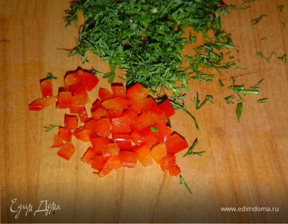 Сладкий перец нарезаем мелкими кубиками, измельчаем зелень и чеснок.