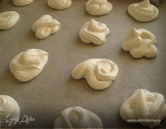 Из мешка отсадить безе на противень с бумагой.
