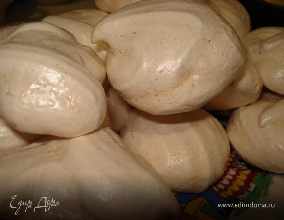 Духовка 150 С, выпекать с открытой дверцей минут 40-60. (Контролировать цвет!) Затем оставить в духовке остыть. На нижнем противне получились золотые, на верхнем - беляночки!