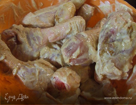 Смешиваем майонез+специи, обмазываем куриные ножки и оставляем на 10-15 минут.